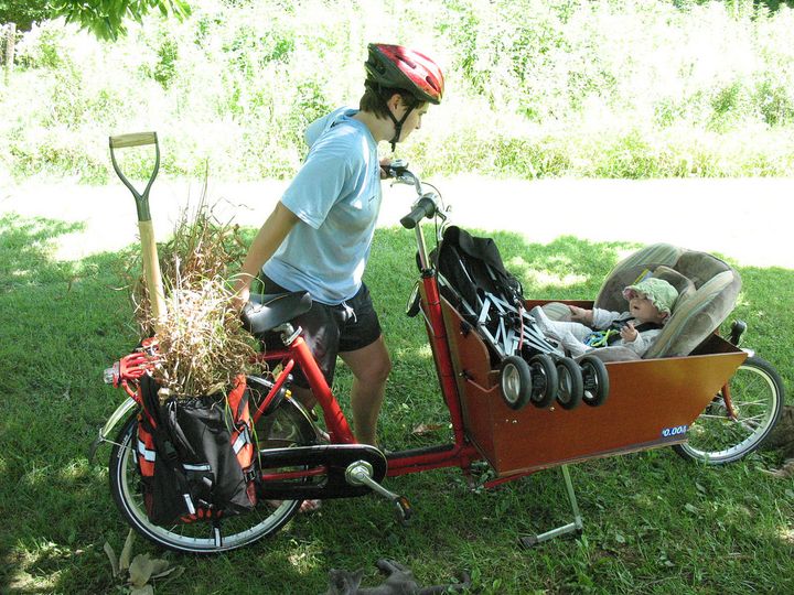 Bakfiets with carseat and umbrella stroller